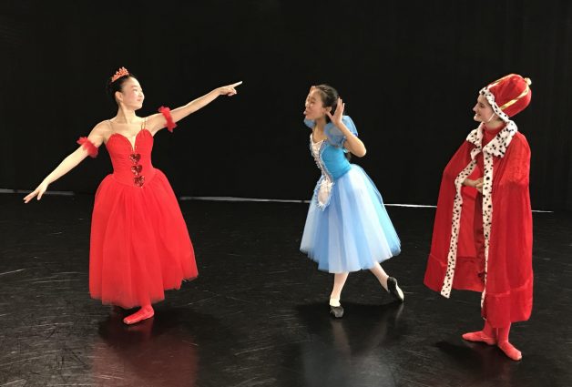 Gallery 3 - Jennifer Bivin as Queen of Hearts, Victoria Chai as Alice and Katie Grow as King